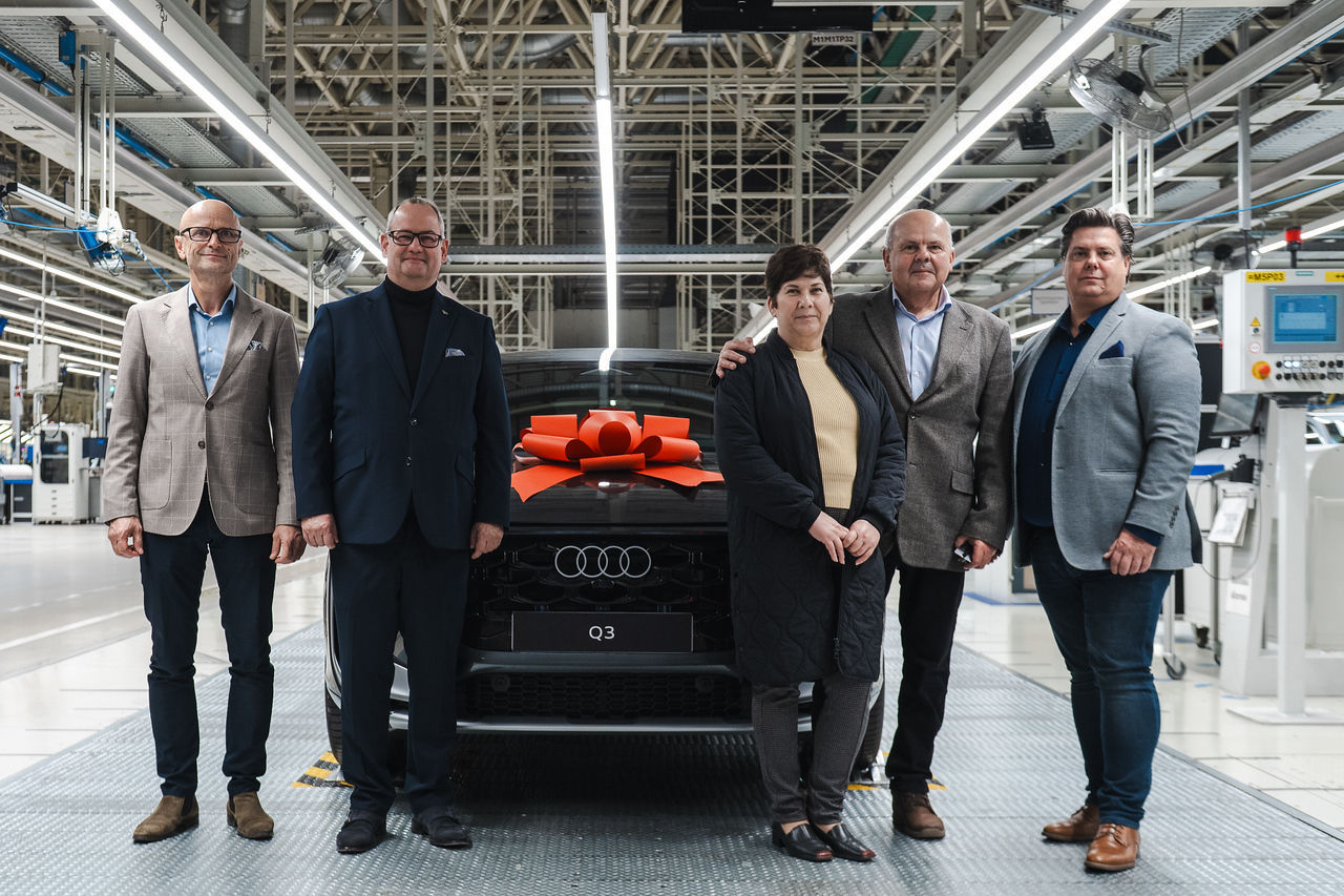 Die Führungskräfte der Audi Hungaria und des ungarischen Importeurs, Porsche Hungaria sowie der Salonleiter der PROCAR Kft. in Székesfehérvár übergaben mit größtem Stolz den in Daytona-Grau gehaltenen Q3 in S line-Ausführung seinem neuen Besitzer