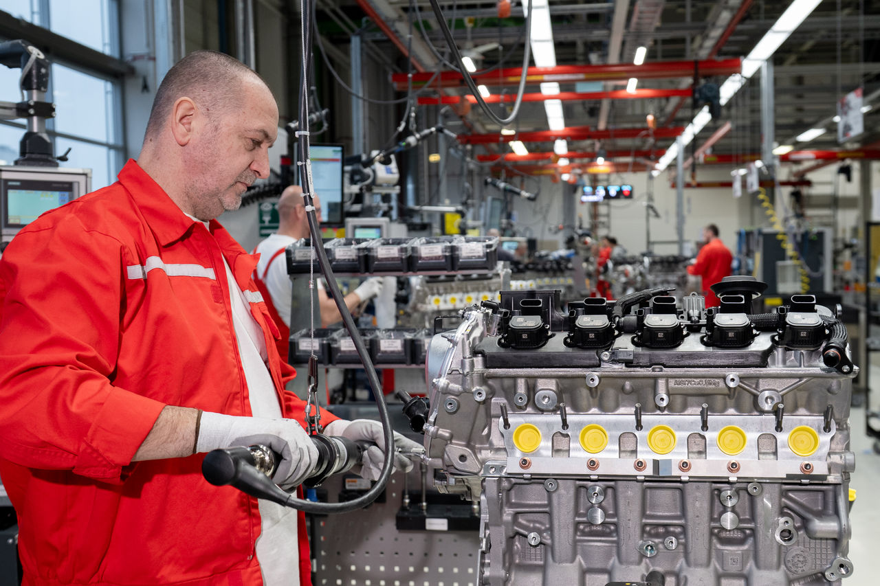 Audi Hungaria, R5 engine, employee