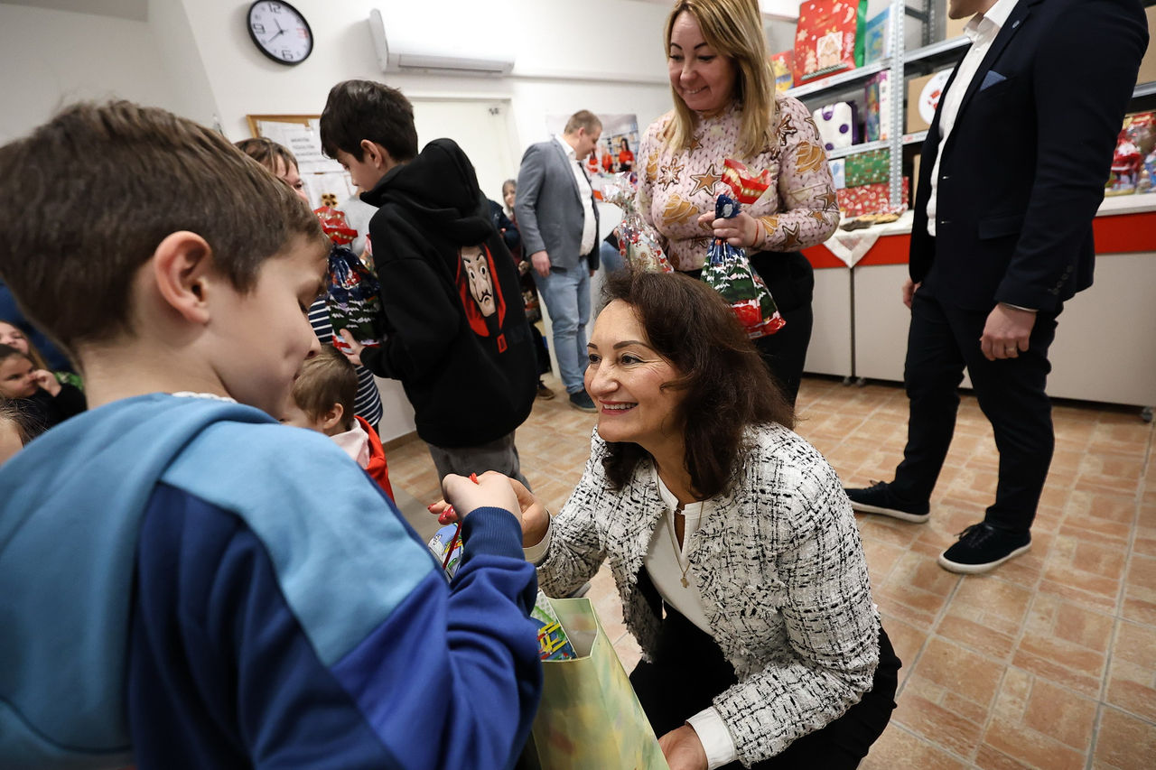 Giving is good, giving Christmas presents