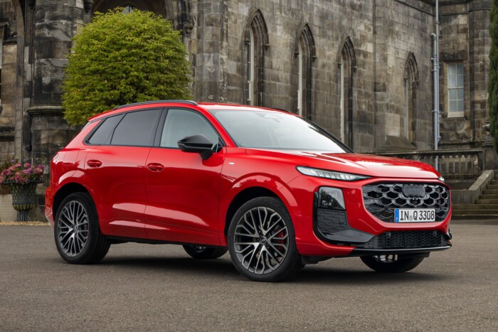 Progressive red metallic and Malpelo blue metallic, outdoor static photo, exterior, three-quarter front view and three-quarter rear view