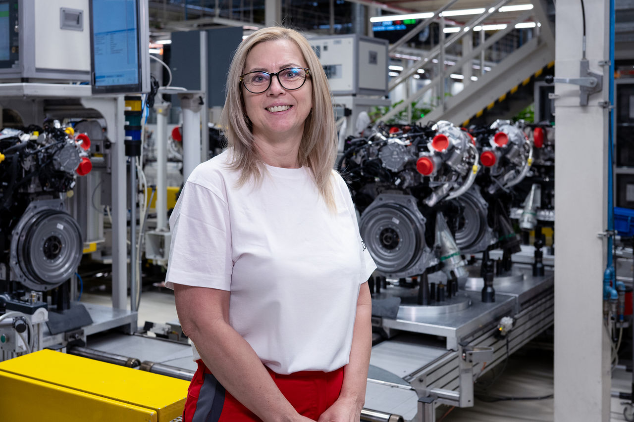 10 millió EA888, Üveges Brigitta munkatárs